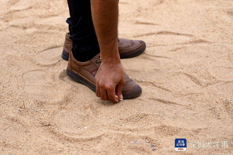 皇冠代理管理端_去大梅沙游泳玩沙皇冠代理管理端,千万别抽烟,2名男子沙滩吸烟被罚