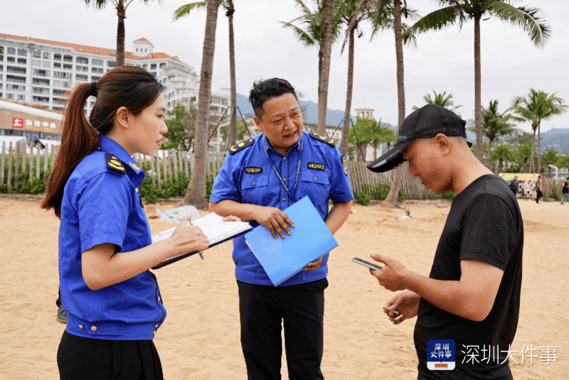 皇冠代理管理端_去大梅沙游泳玩沙皇冠代理管理端,千万别抽烟,2名男子沙滩吸烟被罚