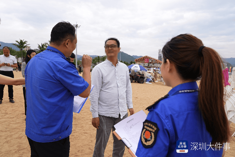 皇冠代理管理端_去大梅沙游泳玩沙皇冠代理管理端,千万别抽烟,2名男子沙滩吸烟被罚