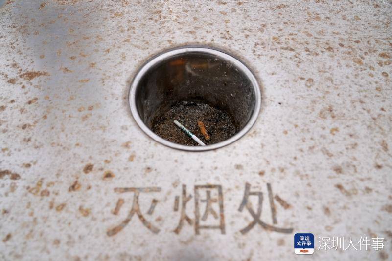 皇冠代理管理端_去大梅沙游泳玩沙皇冠代理管理端,千万别抽烟,2名男子沙滩吸烟被罚