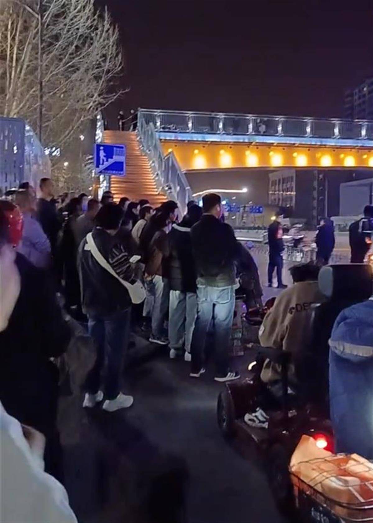 皇冠信用网会员开户申请_临汾一男子过天桥从楼梯滚落身亡皇冠信用网会员开户申请，多方回应