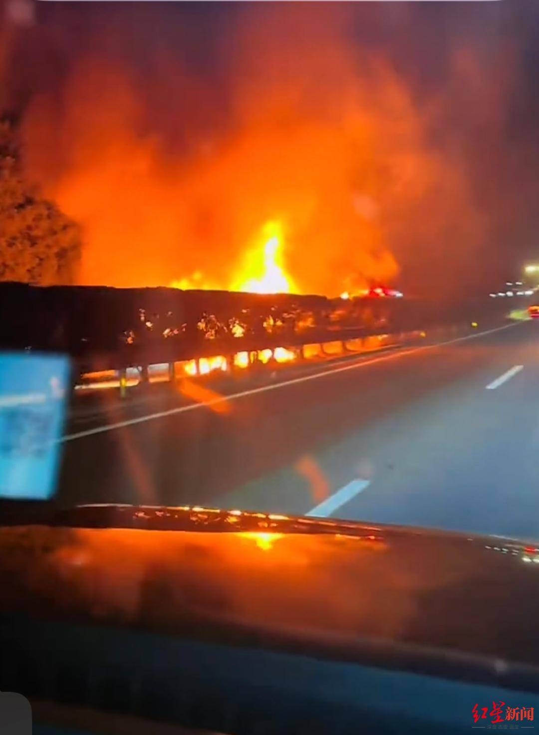 皇冠信用网账号申请_云南昆磨高速发生交通事故致3辆车起火 昆明消防：幸无人员伤亡