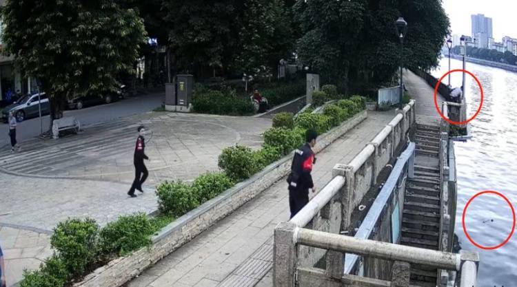皇冠信用网平台出租
_男子用鱼线精准钩住老人裤腿皇冠信用网平台出租
，救起七旬落水阿婆