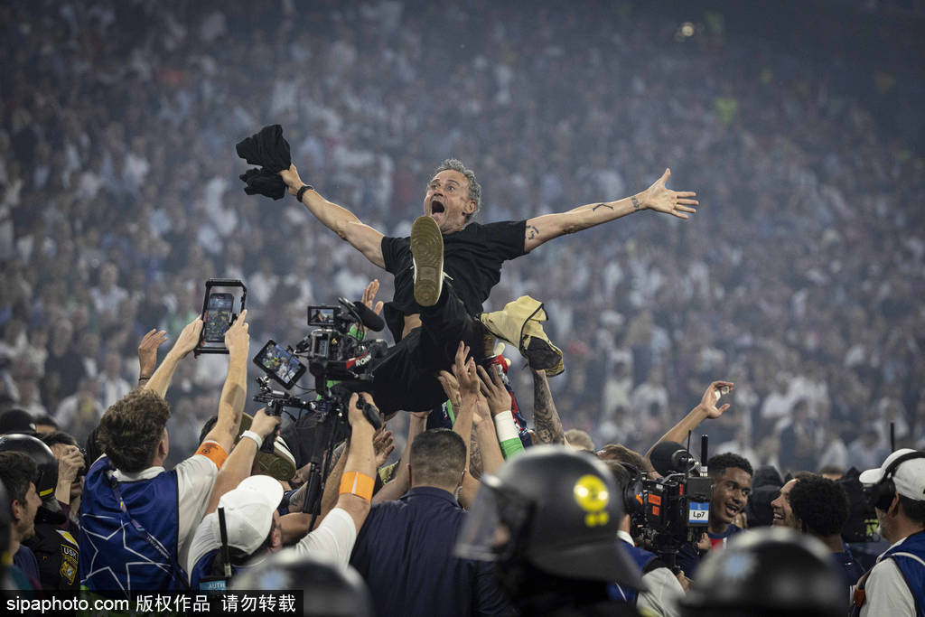 皇冠信用网怎么注册_泪目皇冠信用网怎么注册！恩里克穿印有女儿插旗图案的衣服 她在9岁时因病去世