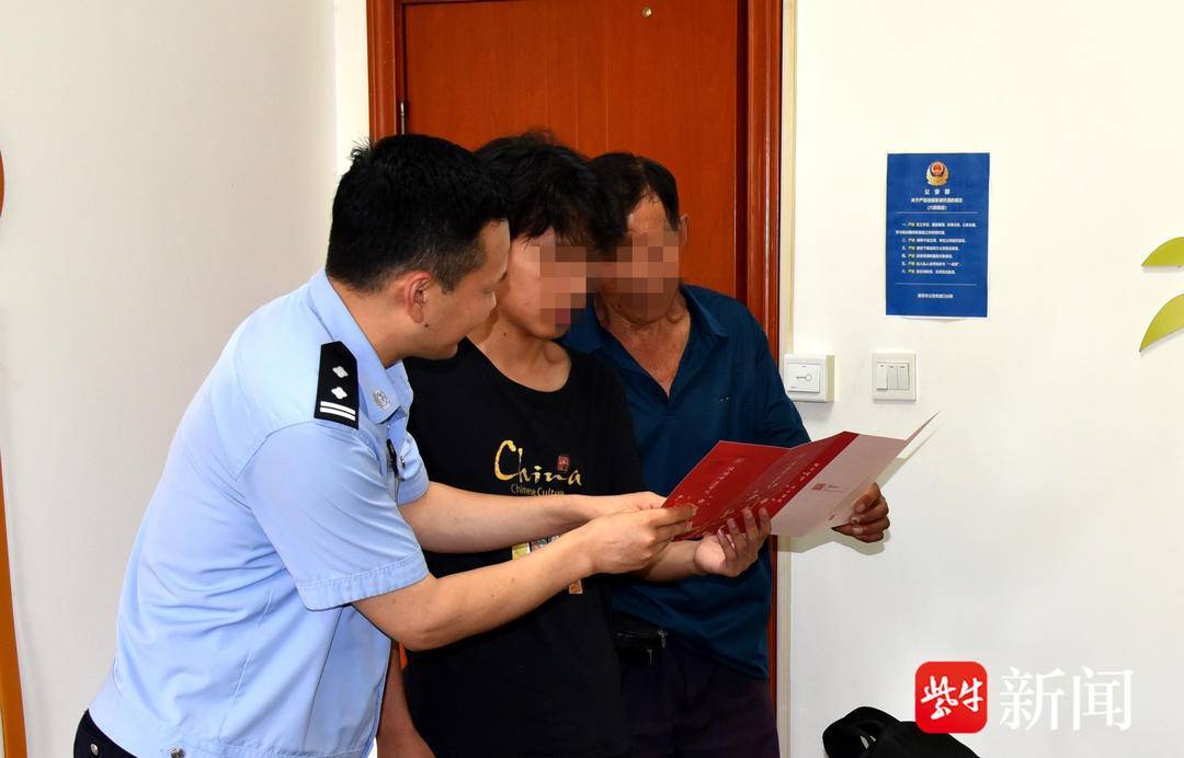 皇冠信用网会员开户申请_小伙收到录取通知书皇冠信用网会员开户申请，飞奔到派出所和民警一起打开