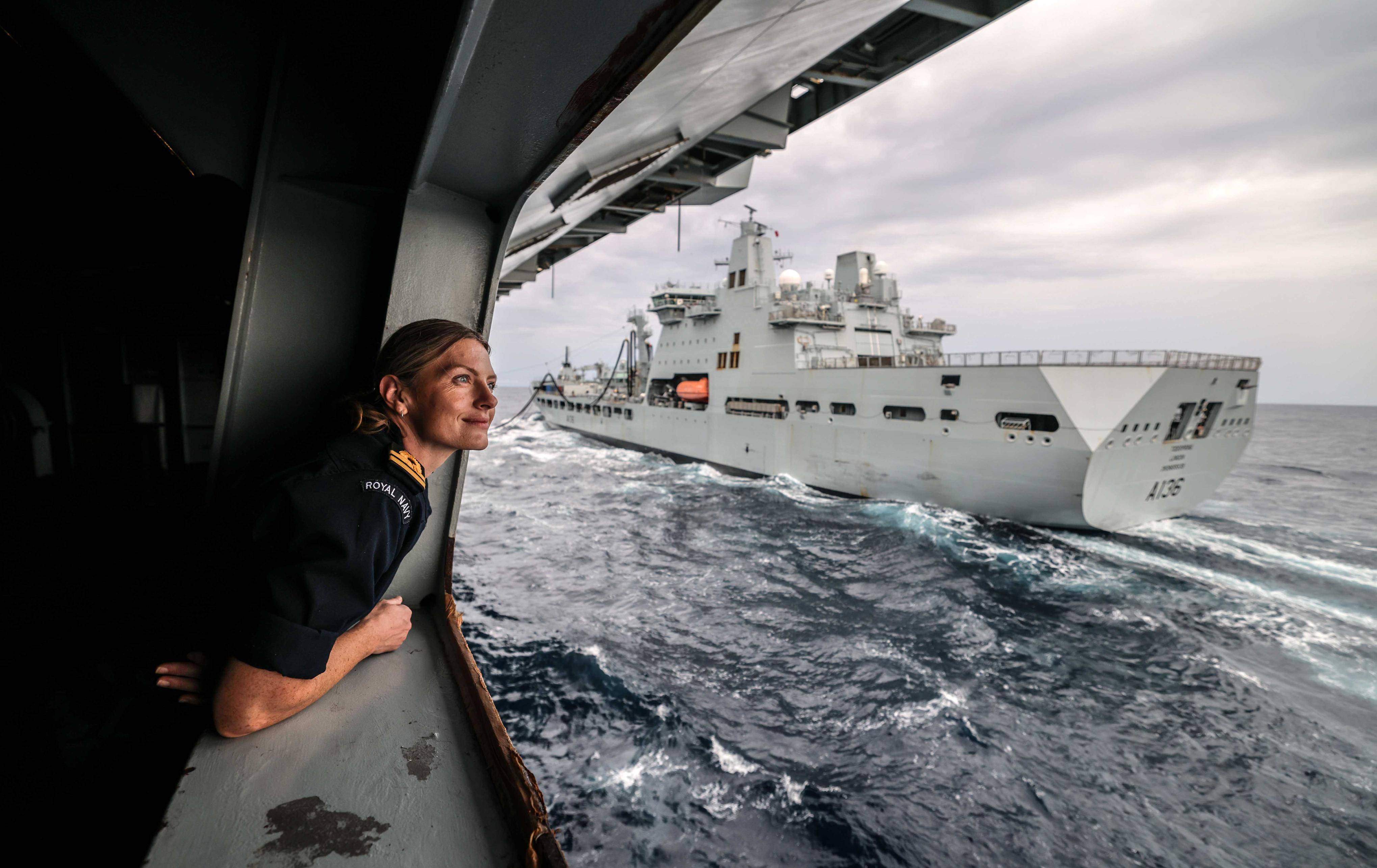 如何申请皇冠信用盘_英航母军官点赞中国如何申请皇冠信用盘，解放军模拟打击英国战舰，展现专业军队素养