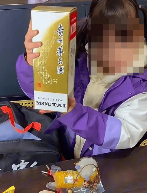 皇冠正网_“小学生在学校跳蚤市场50元淘到茅台”视频热传 相关工作人员：家长为好耍拍的段子皇冠正网，已向学校致歉